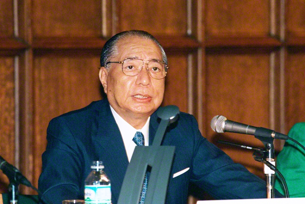 米コロンビア大学ティーチャーズ・カレッジで講演する池田先生（1996年6月13日）。本年6月、講演30周年を記念する式典が同カレッジで行われた。式典の席上、フィーゼル学長は、SUAから平和を実現する世界市民を輩出しゆく誓いを述べた