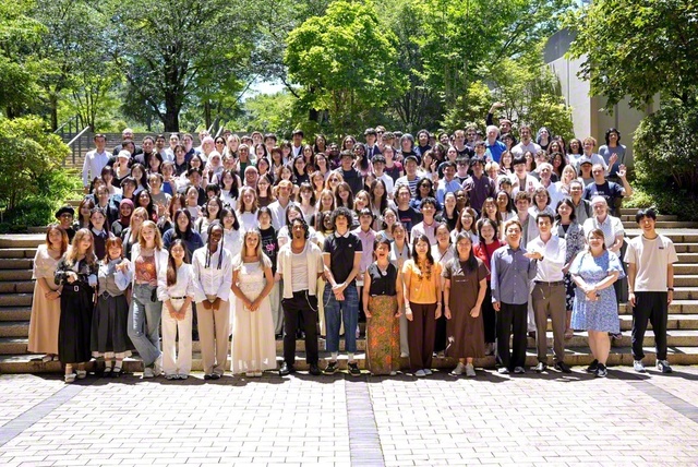 38カ国・地域からの修了生が晴れ晴れと記念撮影（7月29日、東京・八王子市の創価大学で）