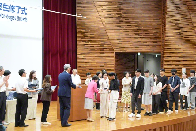 修了生一人一人に受講証書が授与された（同）