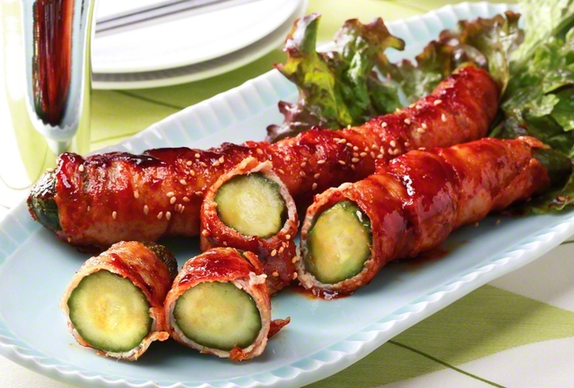 【キュウリの肉巻きコチュジャン炒め】1人分　約350kcal　タンパク質10.0g　塩分1.1g