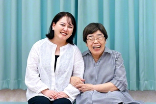 福川さん㊨と金銅さん。撮影前、記者が声をかける前から自然と腕を組む姿から、二人の温かな絆が伝わってきた