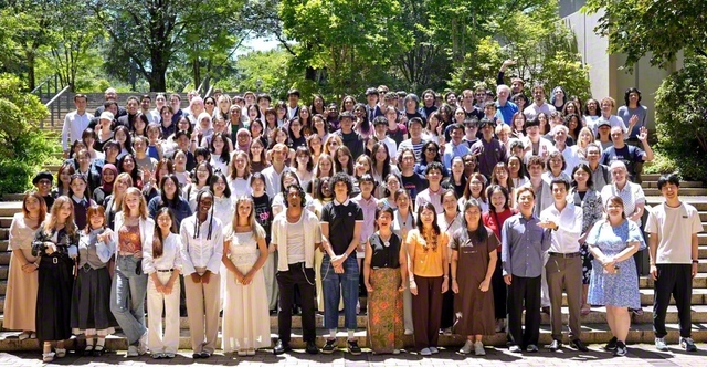 38カ国・地域からの修了生が晴れ晴れと記念撮影（7月29日、東京・八王子市の創価大学で）