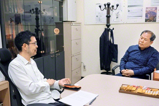 劉教授㊨と開沼准教授による「創価学会研究の今」を巡る対談（4月下旬、ソウルの慶熙大学で）