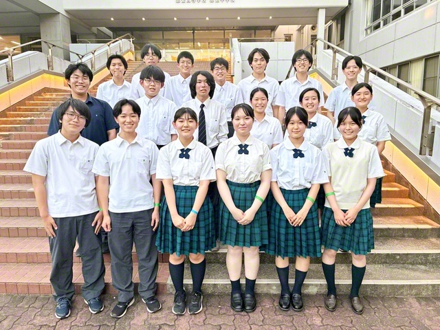 東京・創価高の創価雄弁会。部長の泥谷桜さん（3年）は「応援してくださる全ての方々への感謝の心を忘れず、“全員ディベート”で戦います」と