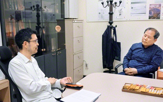 ソウルの慶熙大学にある劉教授㊨のオフィスで行われた「創価学会研究の今」を巡る対談（4月下旬）