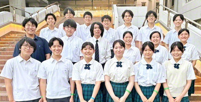 東京・創価高の創価雄弁会。部長の泥谷桜さん（3年）は「応援してくださる全ての方々への感謝の心を忘れず、“全員ディベート”で戦います」と