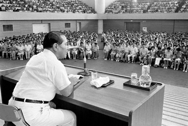 1975年8月12日、東京・八王子市の創価大学で行われた教育部の夏季講習会。池田先生は「教育革命の大情熱の火を」「未来社会を潤す人間教育の、豊かな水脈を」と呼びかけた