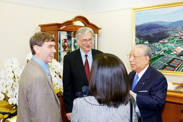 米ジョン・デューイ協会元会長のジム・ガリソン博士（左端）とラリー・ヒックマン博士（左から2人目）が、池田先生と共に。デューイの哲学や創価教育を巡って語り合った（2008年8月、長野で）