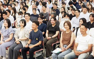 第2回「教育本部サマーフェスタ」に集った関西の青年教育者が朗らかに。子どもたちの幸福のために何ができるかを問い、成長を誓い合った（大阪市の関西池田記念会館で）