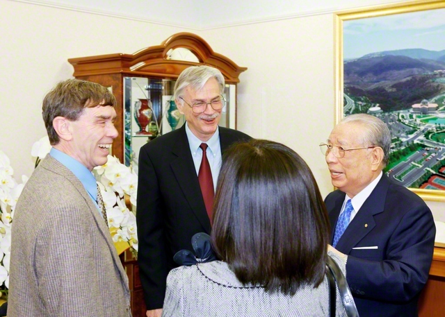 米ジョン・デューイ協会元会長のジム・ガリソン博士（左端）とラリー・ヒックマン博士（左から2人目）が池田先生と共に。デューイの哲学や創価教育を巡って語り合った（2008年8月、長野で）
