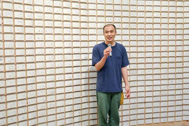 絵本作家・イラストレーターのヨシタケシンスケさん＝茨城県近代美術館で