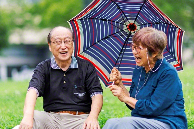 自宅近くの公園でひと休み。カメラを向けられ、一夫さん㊧が「困ったね」と言えば、貴美代さんは「せっかくだから笑って」と。掛け合いごと楽しい