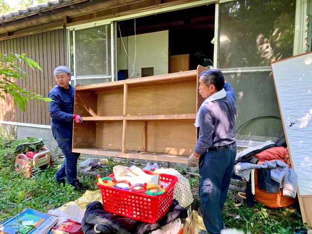 長田均さん宅で家具などを運び出す（熊本市南区で）