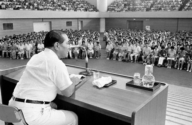 1975年8月12日、東京・八王子市の創価大学で行われた教育部の夏季講習会。池田先生は「教育革命の大情熱の火を」「未来社会を潤す人間教育の、豊かな水脈を」と呼びかけた