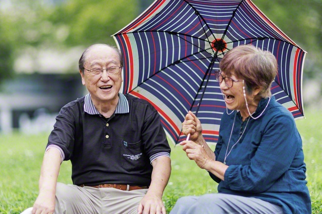 自宅近くの公園でひと休み。カメラを向けられ、一夫さん㊧が「困ったね」と言えば、貴美代さんは「せっかくだから笑って」と。掛け合いごと楽しい