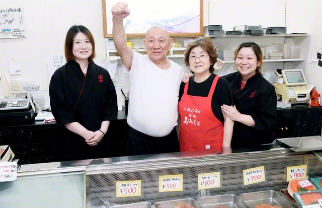 【長崎県　佐世保市　辛子明太子　おおくぼ】左から次女の和子さん、大久保さん、妻の多美子さん、長女の松岡洋美さん。家族で力を合わせて