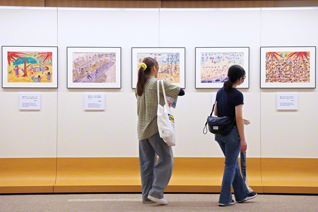 展示会に並ぶ「沖縄戦の絵」。戦争の悲惨な記憶を平和の力に転じる一枚一枚に大きな反響が寄せられている（創価文化センターで）