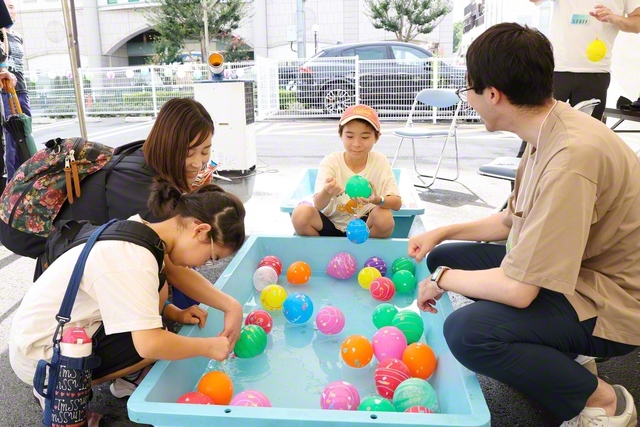 総本部の敷地内で開かれた縁日コーナー。「取れた！」「できた！」とにぎやかに