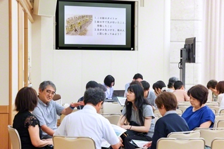 「沖縄戦の絵」を用いたフォトランゲージでは、参加者が活発に意見を交わした
