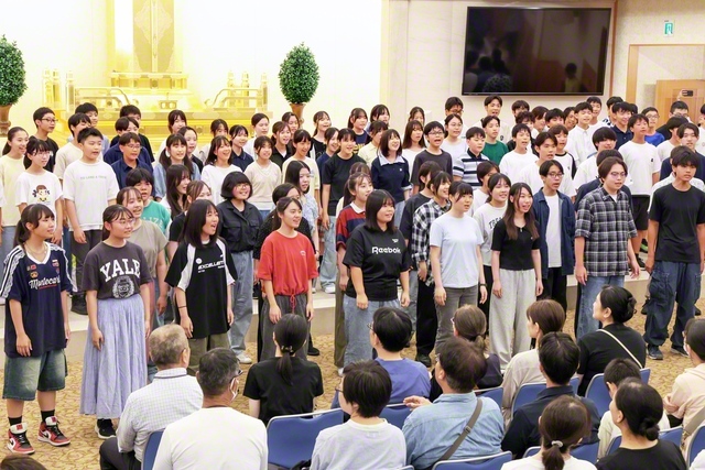 富士中学生合唱団と正義合唱団が心に響く歌声を届けた（世界聖教会館で）