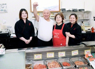 左から次女の和子さん、大久保さん、妻の多美子さん、長女の松岡洋美さん。家族で力を合わせて