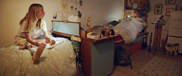 モード㊧が部屋で双子の姉と語らう