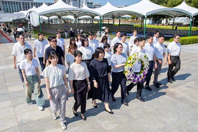 広島青年平和委員会と同女性平和委員会ユース会議、池田華陽会の代表らが、平和への祈りを込めて原爆死没者慰霊碑に献花（広島市内で）