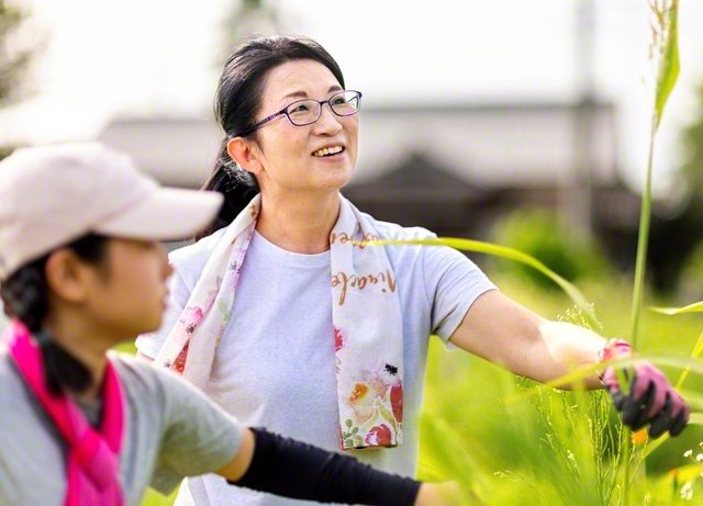 子どもと一緒に畑に出る茂呂さん。生命の輝きに触れながら、「できないことがあってもいいんだよ」と、優しく寄り添う
