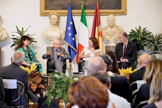 イタリアのジュリアーノ・アマート元首相（奥の左から2人目）ら識者が登壇し、インテーサの意義などを語り合った（同）　©Andrea　Sabatello