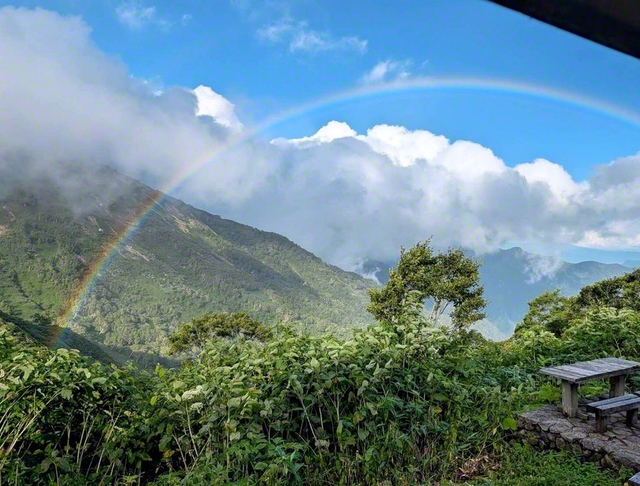 「花の百名山」の一つである平標山。鮮やかな虹が尾根を彩る（新潟県湯沢町）＝新潟・岩井由香通信員