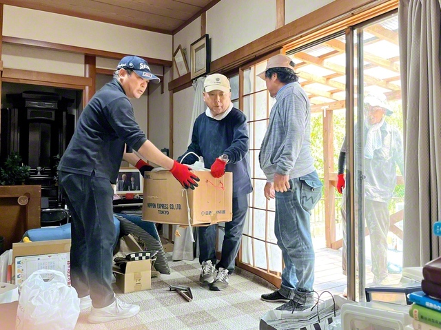 「かたし隊」が被災者宅から家具などを運び出す（2日、宇城市内で）