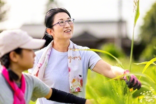 子どもと一緒に畑に出る茂呂さん。生命の輝きに触れながら、「できないことがあってもいいんだよ」と、優しく寄り添う
