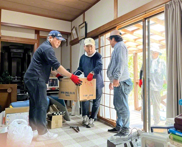 「かたし隊」が被災者宅から家具などを運び出す（2日、宇城市内で）