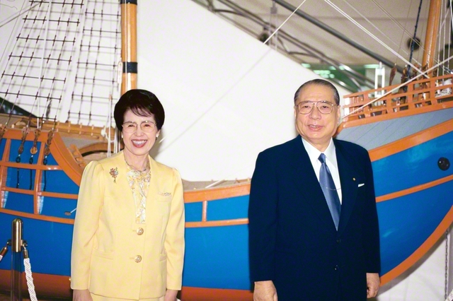 「創価学会の日」「創価学会母の日」を迎えた1996年5月3日、池田先生ご夫妻が九州・大分の友が制作した帆船（模型）の前で。記念祝賀式典で先生は、学会は母の祈りと行動でできた、世界一の「民衆の城」である、と広布に献身する友をたたえた（創価大学で）