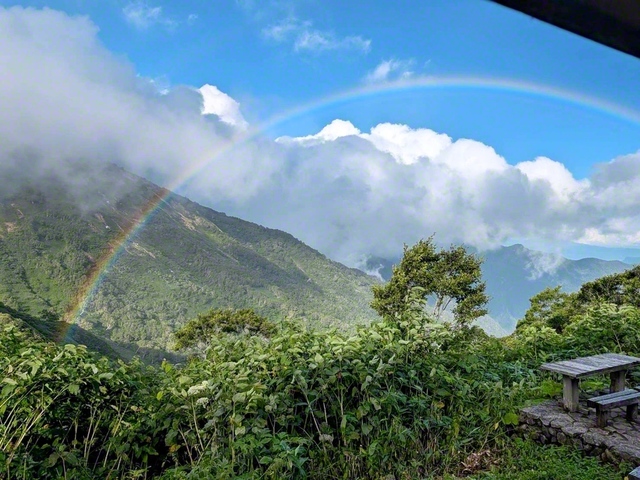 「花の百名山」の一つである平標山。鮮やかな虹が尾根を彩る（新潟県湯沢町）＝新潟・岩井由香通信員