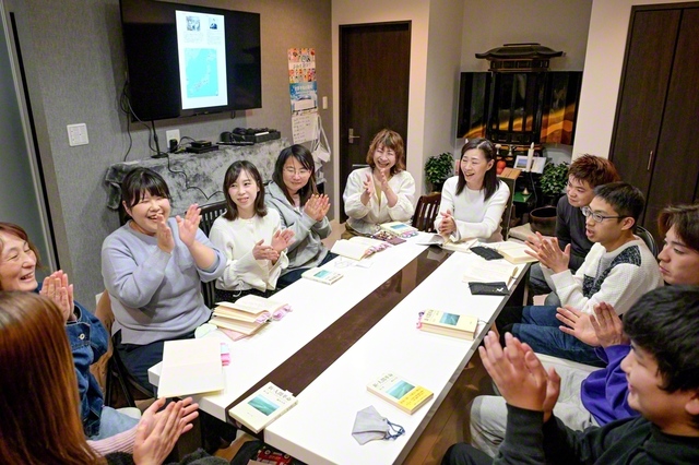 長崎・佐世保常勝圏の本部での小説『新・人間革命』の研さん会。青年世代を中心に“信心の教科書”を学び深め、広布の主体者の自覚が育まれている（本年3月、佐世保市で）
