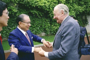 会見を喜び合うルネ・ユイグ氏と池田先生（1987年5月、フランス・ビエーブル市内で）
