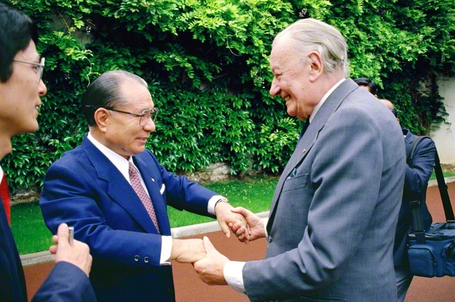 会見を喜び合うルネ・ユイグ氏と池田先生（1987年5月、フランス・ビエーブル市内で）