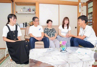 和やかに語り合う松本さんファミリー（左から優子さん、父・敏之さん、祖母・秀子さん、母・貴美子さん、正敏さん）