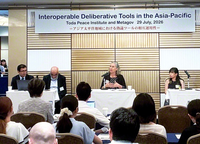 戸田記念国際平和研究所の研究会議。上級研究員のリサ・シャーク氏を中心に、「熟議テクノロジー」の実践などについて議論が交わされた（7月29日、東京都内で）