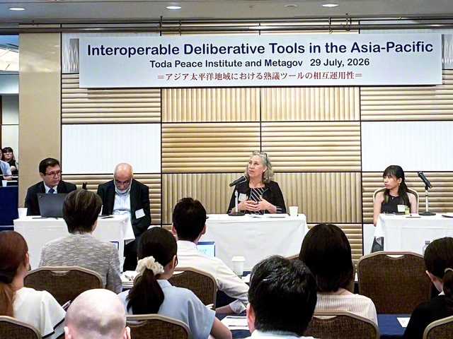 戸田記念国際平和研究所の研究会議。上級研究員のリサ・シャーク氏を中心に、「熟議テクノロジー」の実践などについて議論が交わされた（7月29日、東京都内で）