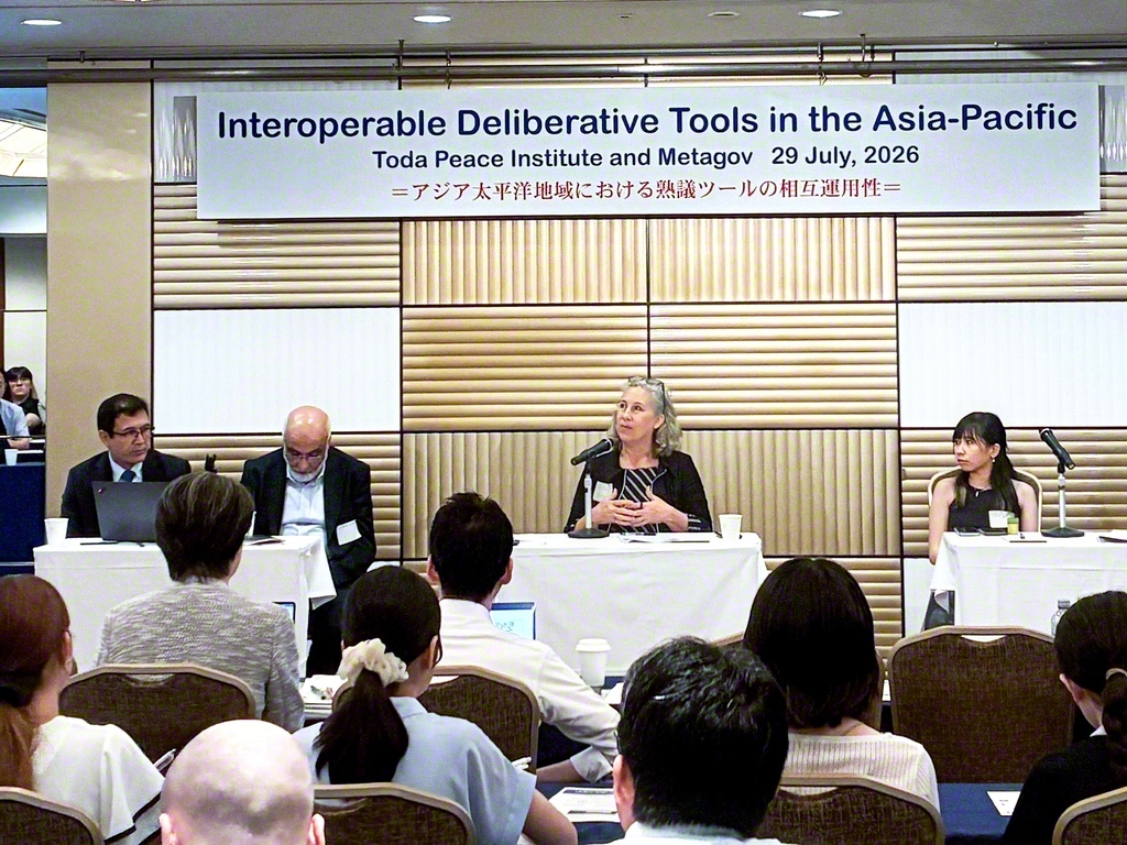 戸田記念国際平和研究所の研究会議。上級研究員のリサ・シャーク氏を中心に、「熟議テクノロジー」の実践などについて議論が交わされた（7月29日、東京都内で）