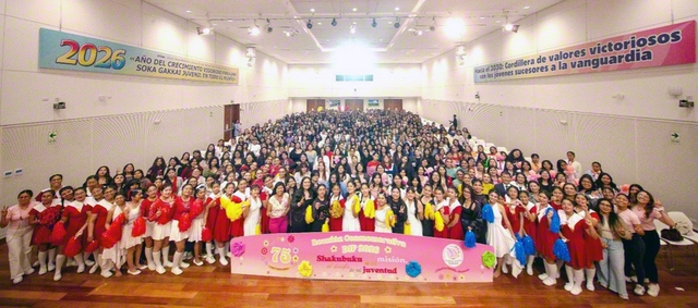 信心根本の前進を誓い合ったペルー女子部の友（ペルーSGI文化会館で）