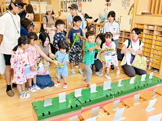 札幌創価幼稚園の「太陽の子まつり」で射的に挑戦する園児たち