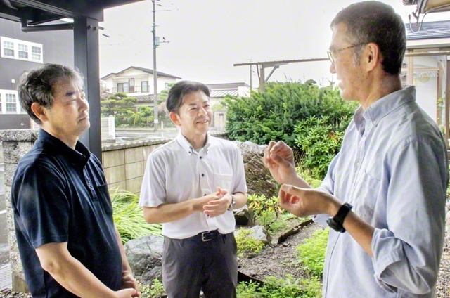 メンバーの話に笑顔で耳を傾ける柴田圏長㊥と吹越本部長㊧