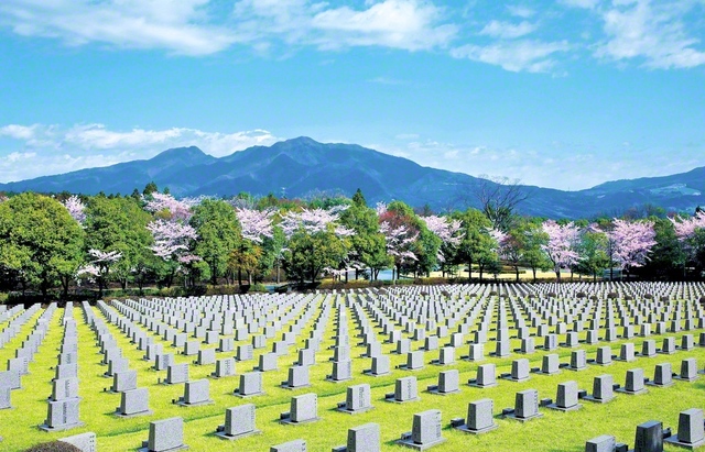 豊かな自然が広がる群馬・はるな池田記念墓地公園。各地の墓園・納骨堂では、四季折々の自然が来訪者の心を癒やす