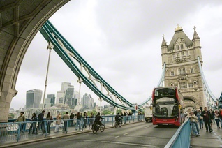 ロンドンの街並み（本年5月撮影）。1955年、この地で「ラッセル＝アインシュタイン宣言」が発表された。後年、ラッセルは呼びかけた。「人類史のもっともよき部分が未来にあって、過去にないことを確信している」