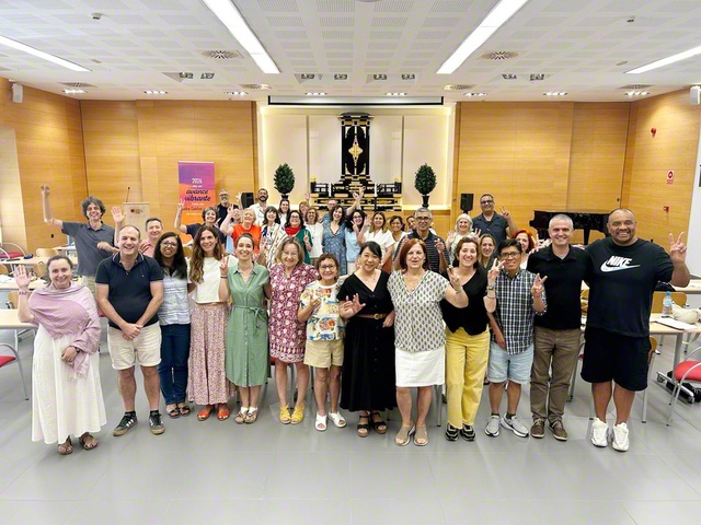 広布拡大の原動力として勇躍するスペイン統監部の友（スペイン文化会館で）