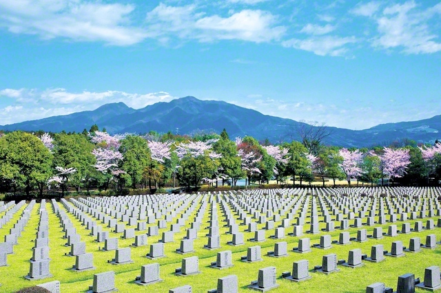 豊かな自然が広がる群馬・はるな池田記念墓地公園。各地の墓園・納骨堂では、四季折々の自然が来訪者の心を癒やす