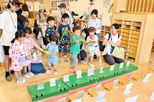 札幌創価幼稚園の「太陽の子まつり」で射的に挑戦する園児たち